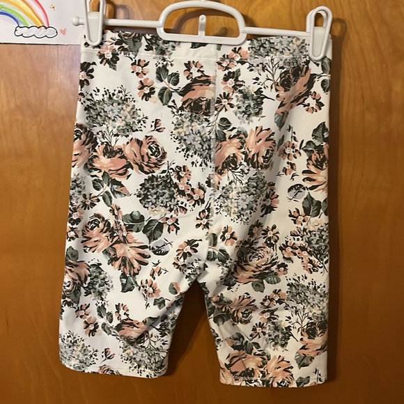 Floral Levi’s biker shorts - Picture 2 of 4